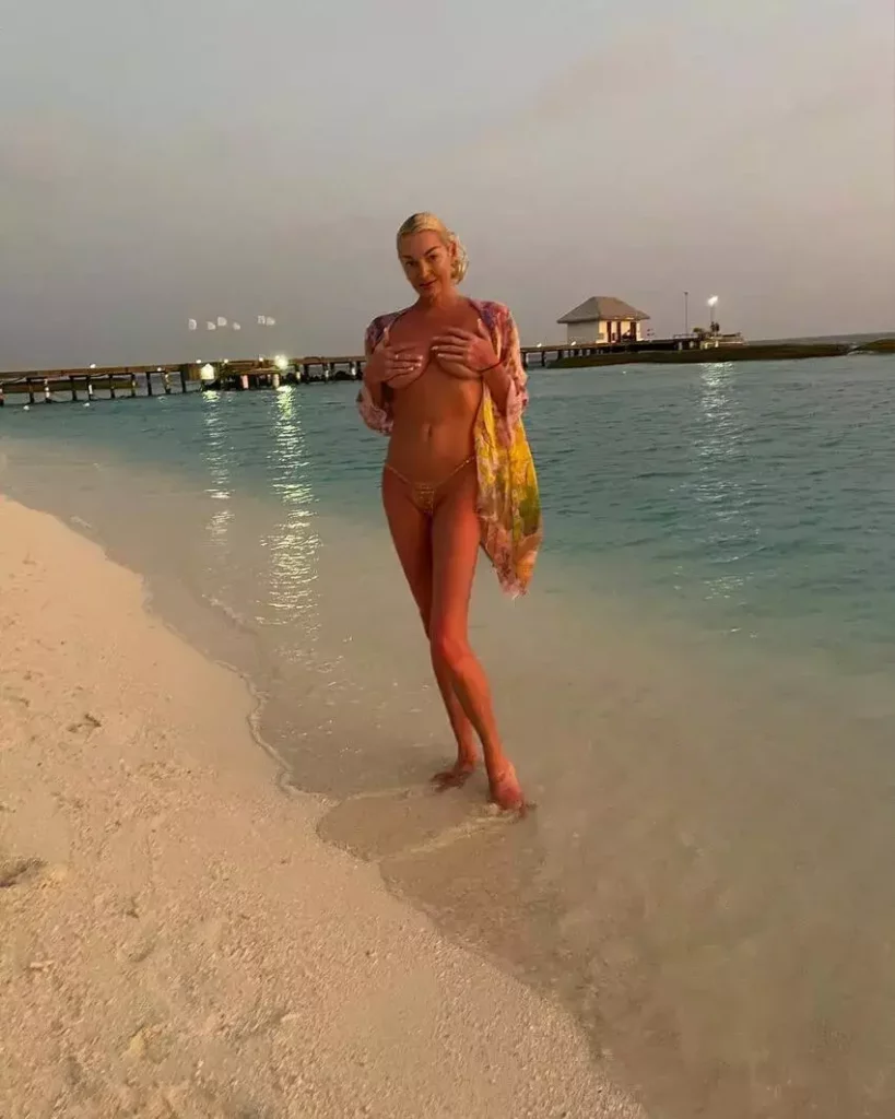 «Настя та її пиріжок»: Волочкова в крихітних трусиках ледве прикрила свій сором